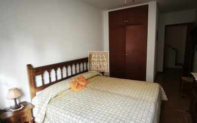 Просторный бунгало с общим бассейном и теннисным кортом, расположенный рядом с гольф-клубом.